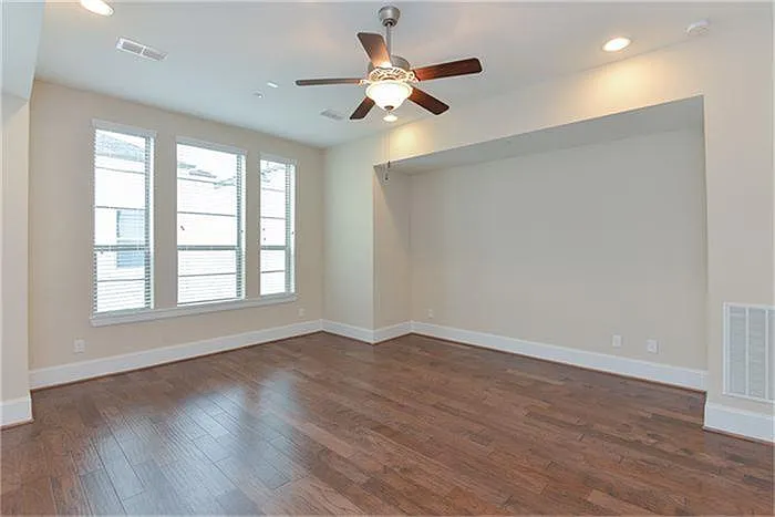 2112 Radcliffe St — Photo 2