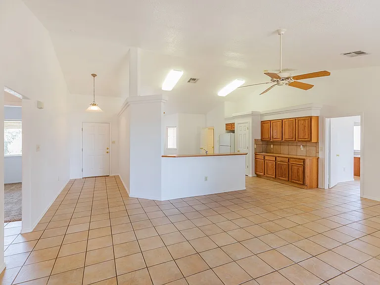 2400 Saguaro Loop — Photo 10