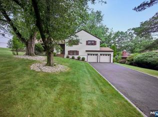 19 Bear Brook Ln, Livingston, NJ 07039