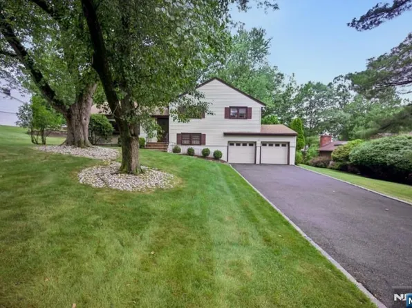 19 Bear Brook Ln, Livingston, NJ 07039