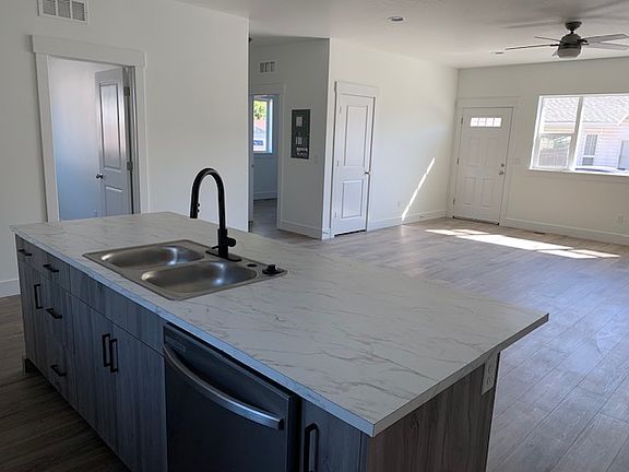 4th image of 602 W Oak St #B
