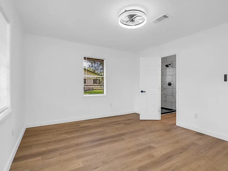 290 E Smith St — Photo 28
