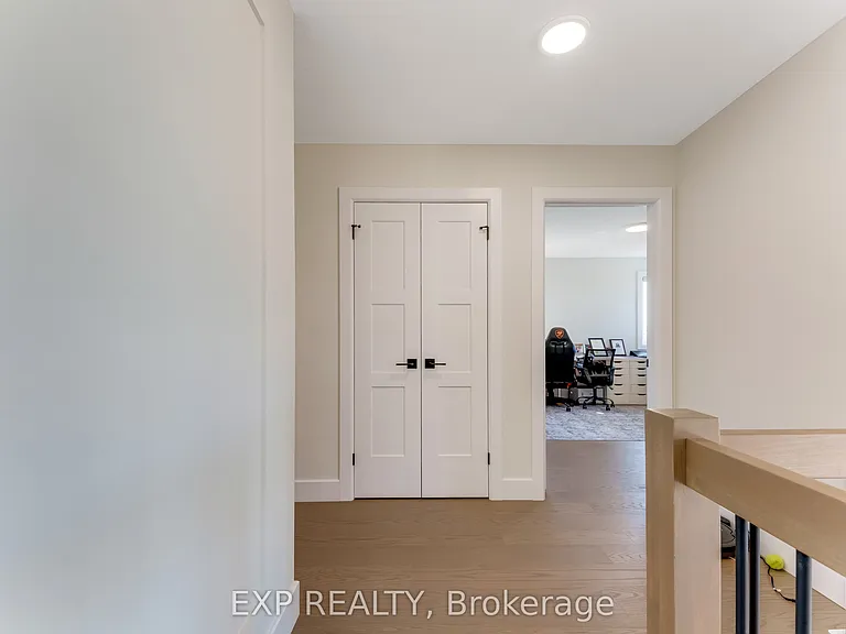 266 Hesselman Cres — Photo 43