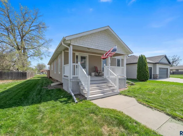 407 E Washington St, Elk Point, SD 57025