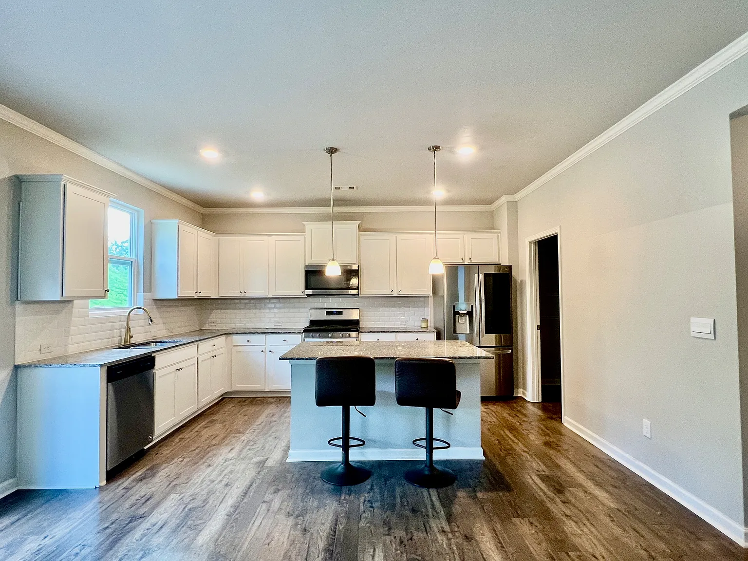 5 bed, 2788 sqft, $2,400 — Photo 2