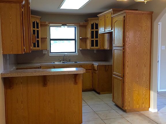 3rd image of 827 Thelma Dr
