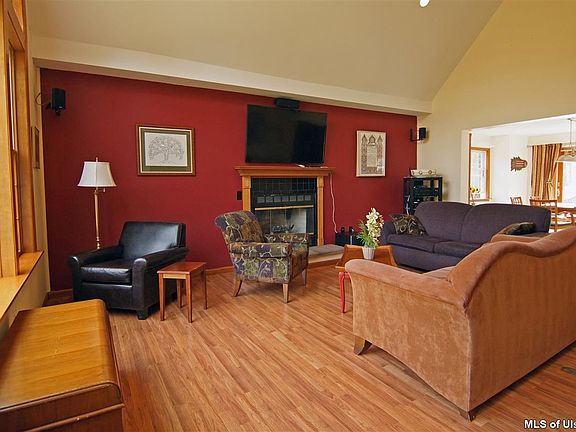 4th image of 136 Russell Ln