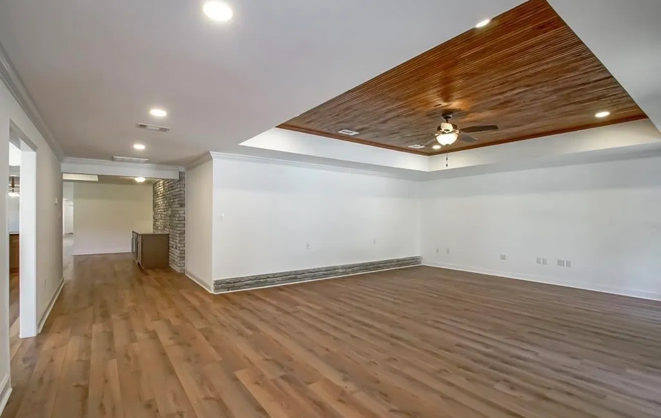 5 bed, 5003 sqft, $3,900 — Photo 3