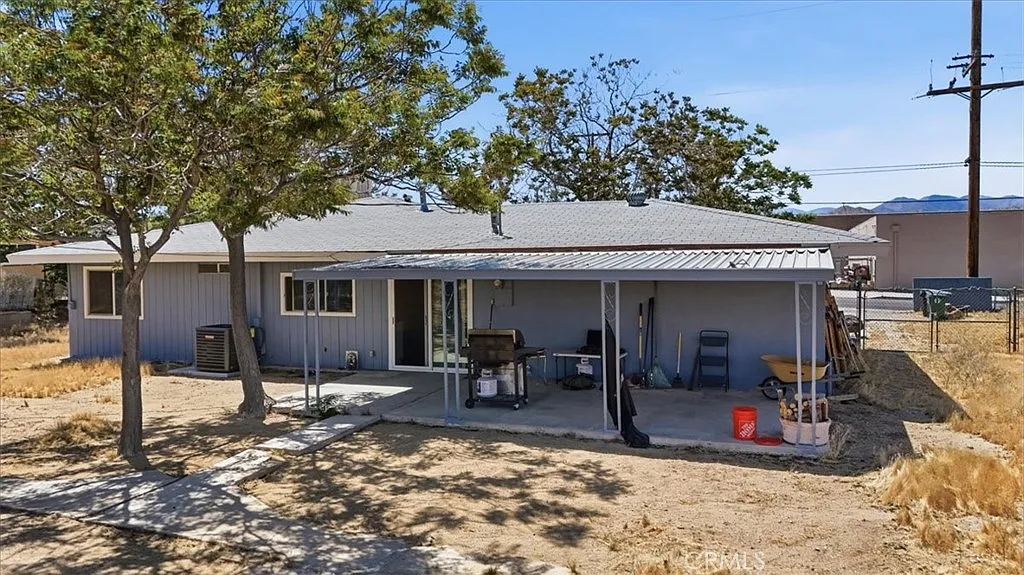 3 bed, 2.0 bath, 1304 sqft, $1,880 — Photo 1