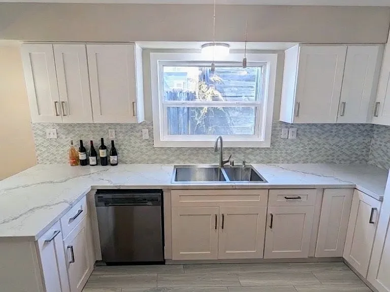 1342 Bennett Ave — Photo 6