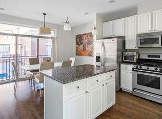 720 W Evergreen Ave, Chicago, IL 60610