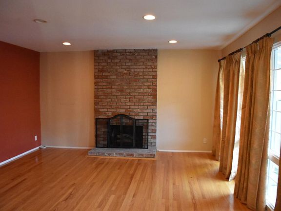 4th image of 932 Planetree Pl