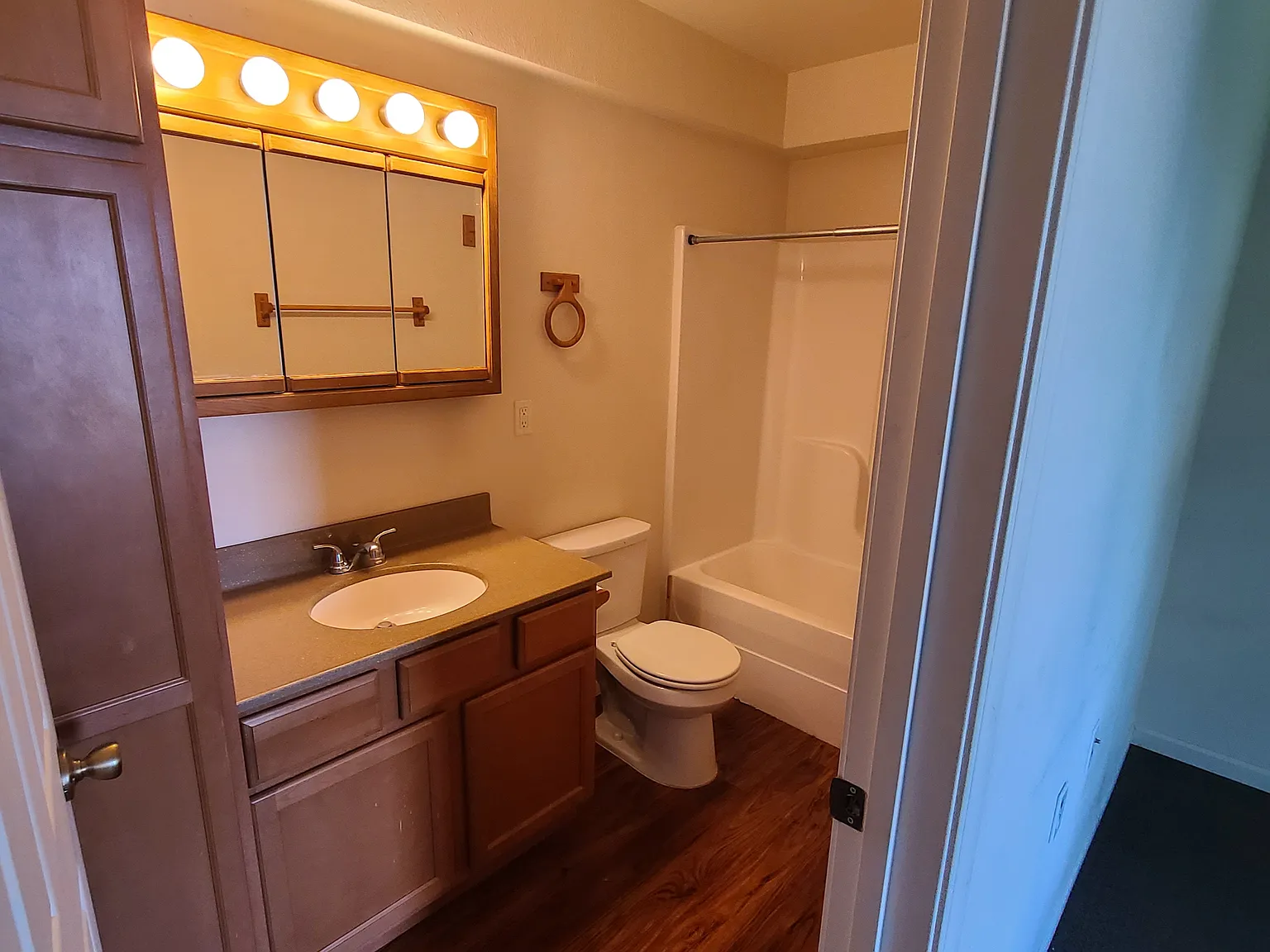 4 bed, $2,100 — Photo 2