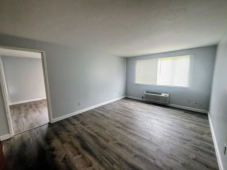 2000 Woodlawn Ave NW — Photo 2