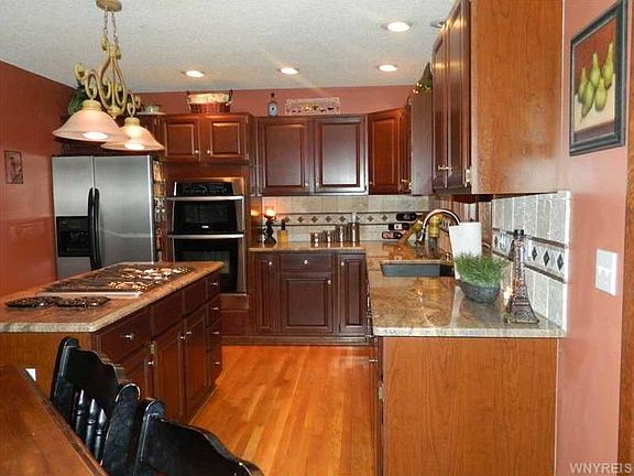 5th image of 205 Curley Dr