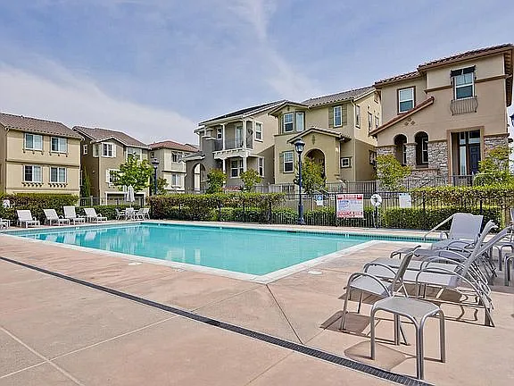 Swimming pool in the community. Access included in rent.