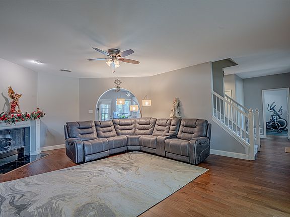 5th image of 921 Carnegie Ct