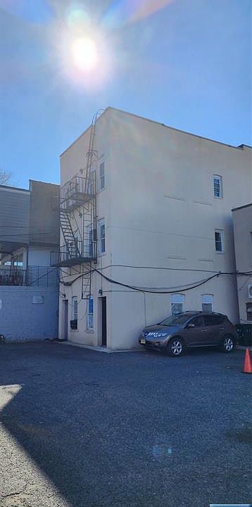 2nd image of 326 Broad Ave