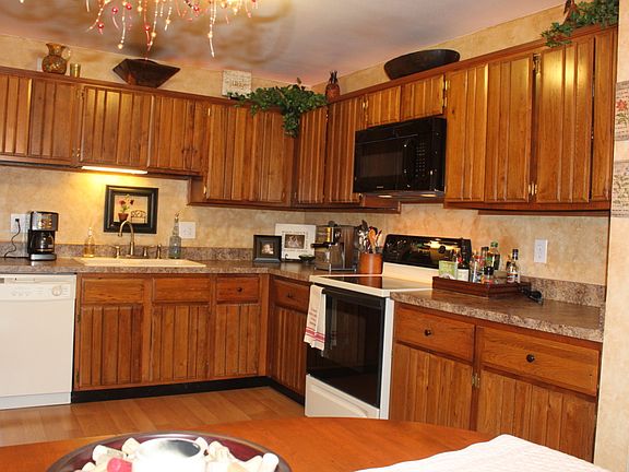 5th image of 611 Tamarack Dr W