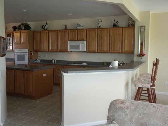 Island & 72 cabinets/drawers