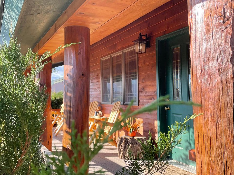 Private home with surrounding mountain views!