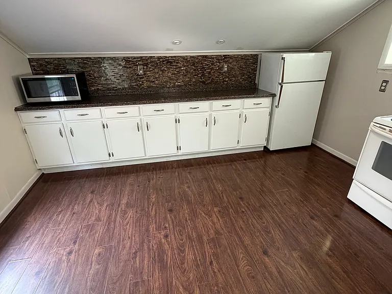 140 Summit St #2 — Photo 16