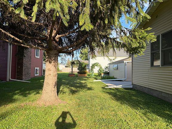3rd image of 301 4th St SE