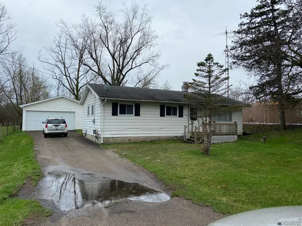 2056 E Stanley Rd, Mount Morris, MI 48458