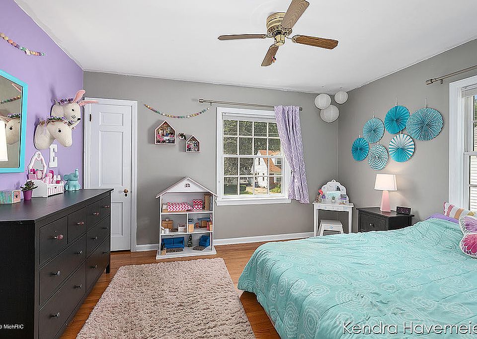 Purple wall room 