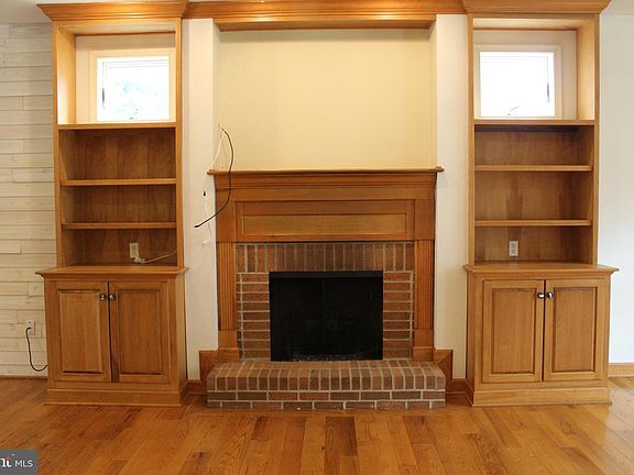 5th image of 23547 Elmwood Ave W