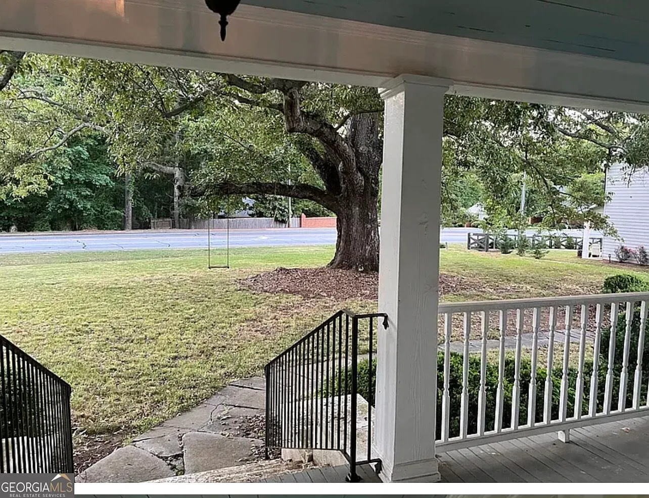 3 bed, 2.0 bath, 2112 sqft, $2,000 — Photo 2