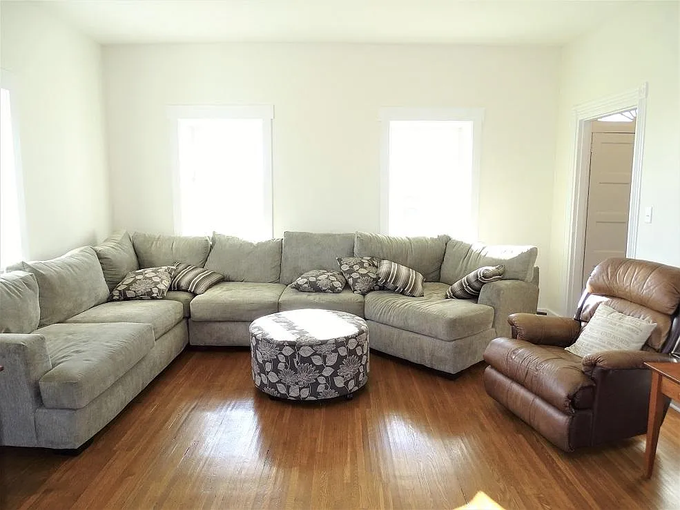 3 bed, 2.5 bath, 2942 sqft, $2,395 — Photo 2