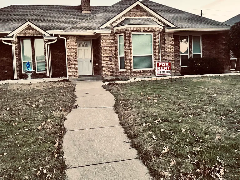 1004 Silverthorn Ct — Photo 1