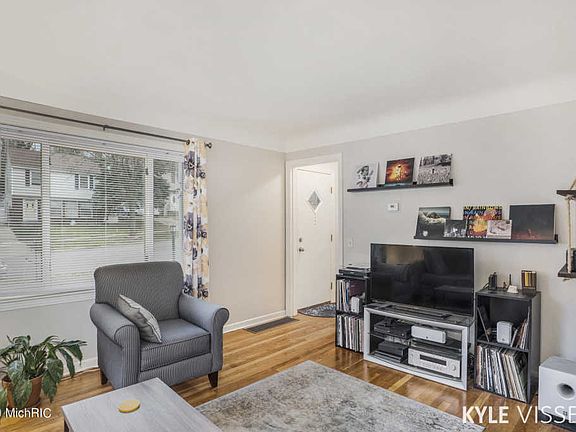 3rd image of 1529 Sylvan Ave SE