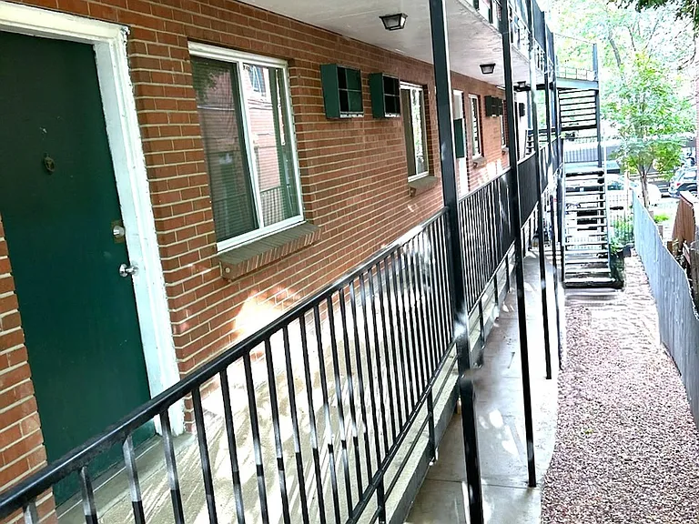 1455 N High St St Charles Apartments — Photo 4