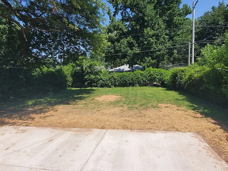 1515 E McGee St — Photo 10