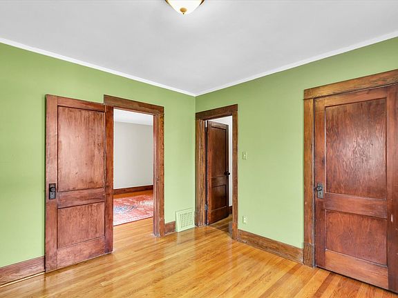 5th image of 809 W John St