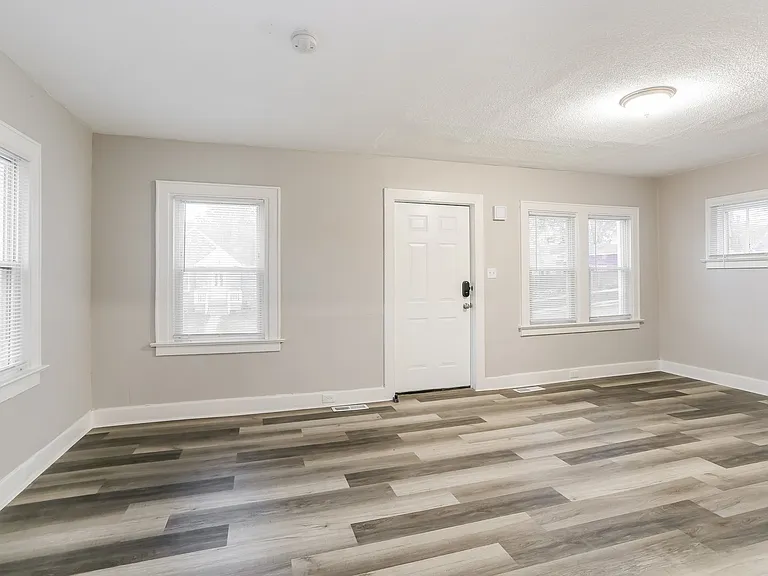 1294584_018_living_room_13303263.jpg