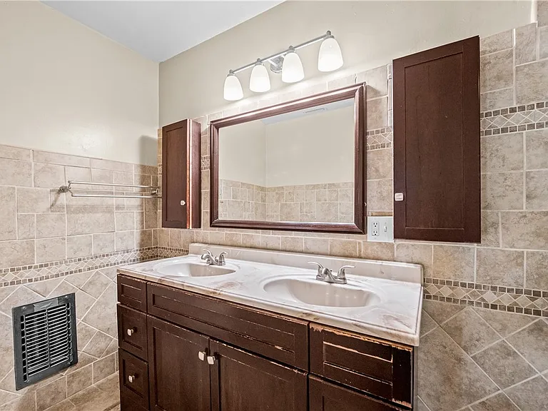 542 N Waverly St — Photo 23