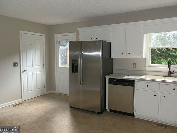 5th image of 51 Jennifer Ln