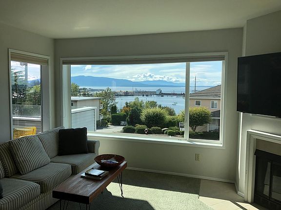 Comfortable view living room with new smart TV. Close to Boulevard Park, Super walkable location! Bus stop is close.