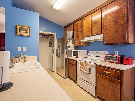 3rd image of 61 Summer Brooke Ln