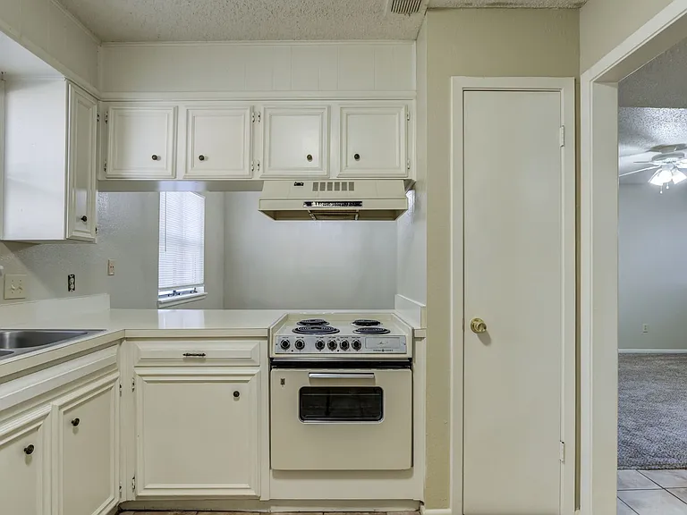 Albany Ridge Apartments Comfortable Living in West Lubbock — Photo 12