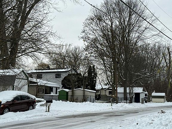 5th image of 3733 Willow Dr NE