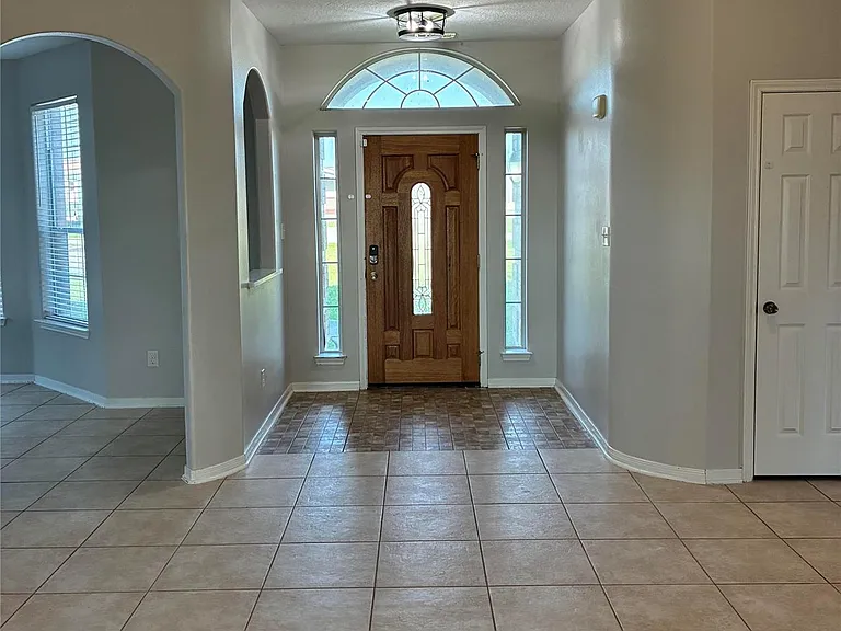 14049 Overstreet Dr — Photo 3