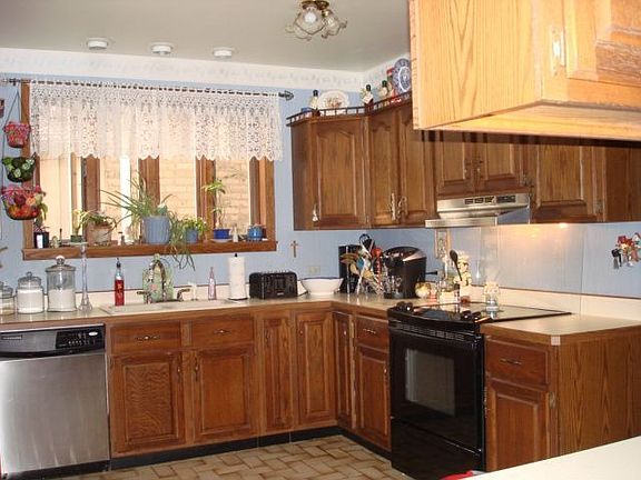 Spacious Kitchen with Eating Area