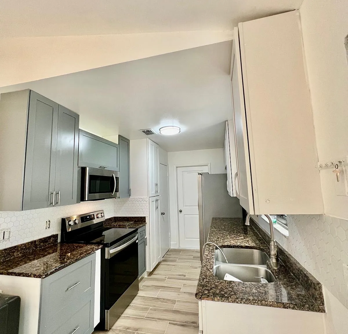 3 bed, 1132 sqft, $2,450 — Photo 4