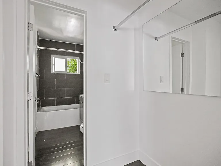 1321 W 36th Pl — Photo 38