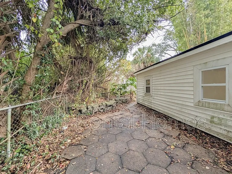 1379 Ingleside Ave — Photo 13