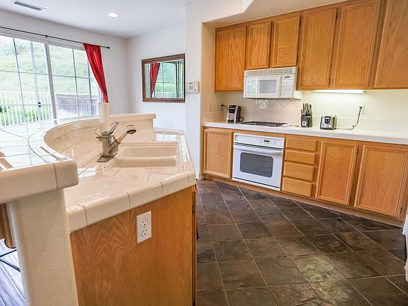 4th image of 28005 Dickason Dr